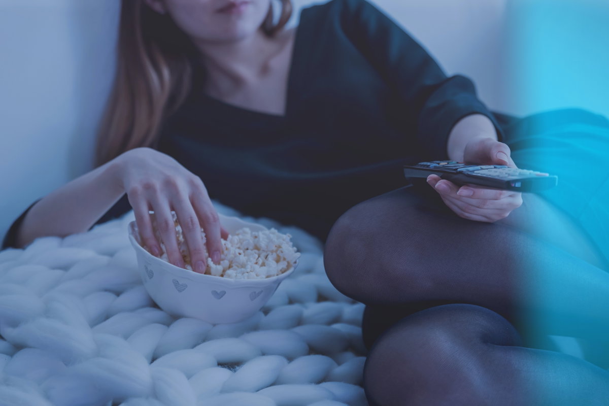 Fernsehen schauen und Popcorn essen