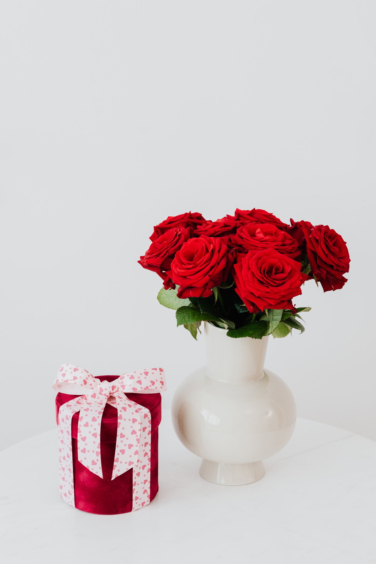 Rote Rosen und ein Geschenk