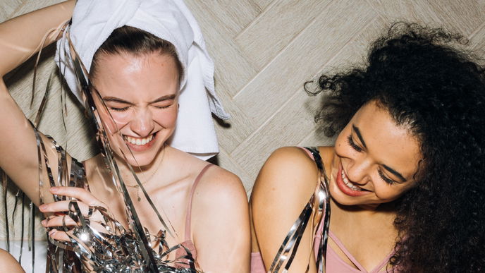 Single am Valentinstag? Mit diesen 5 Geschenken machst du deiner Bestie eine Freude zum Galentinstag