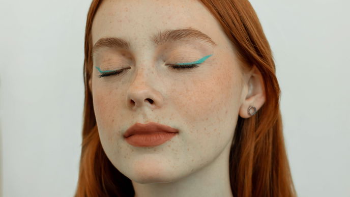 Gamechanger! Mit TikTok's "Finger Eyeliner"-Hack zauberst du dir den perfekten Lidstrich