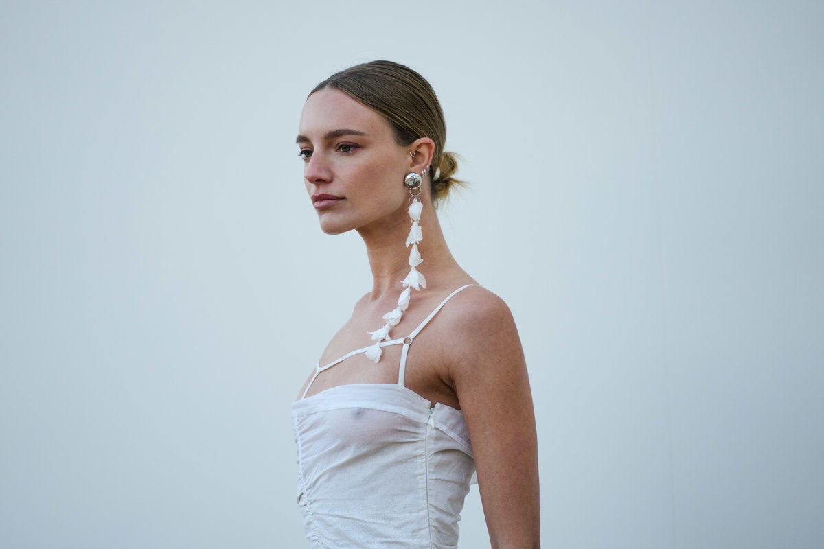Lange Ohrringe an Model