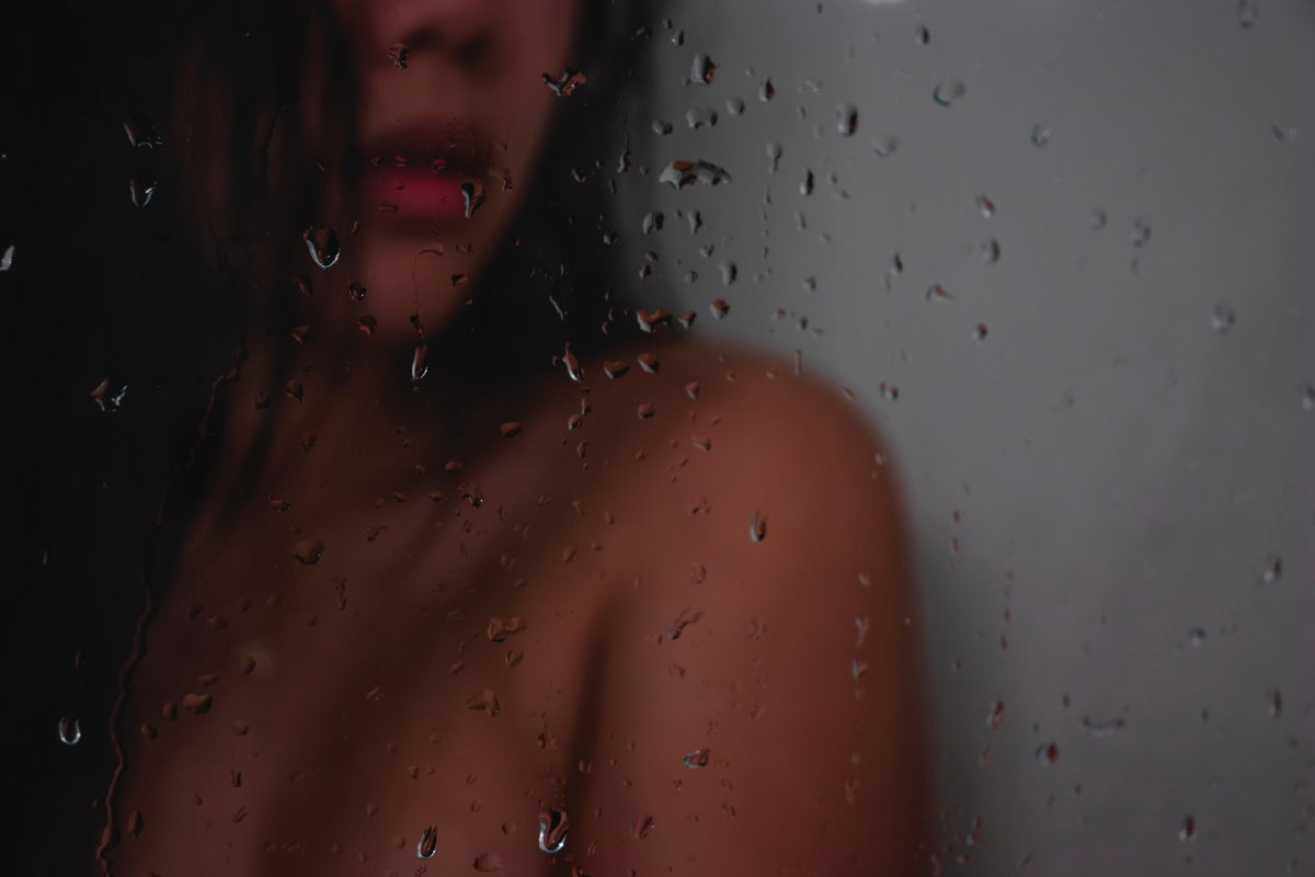 Frau unter Dusche