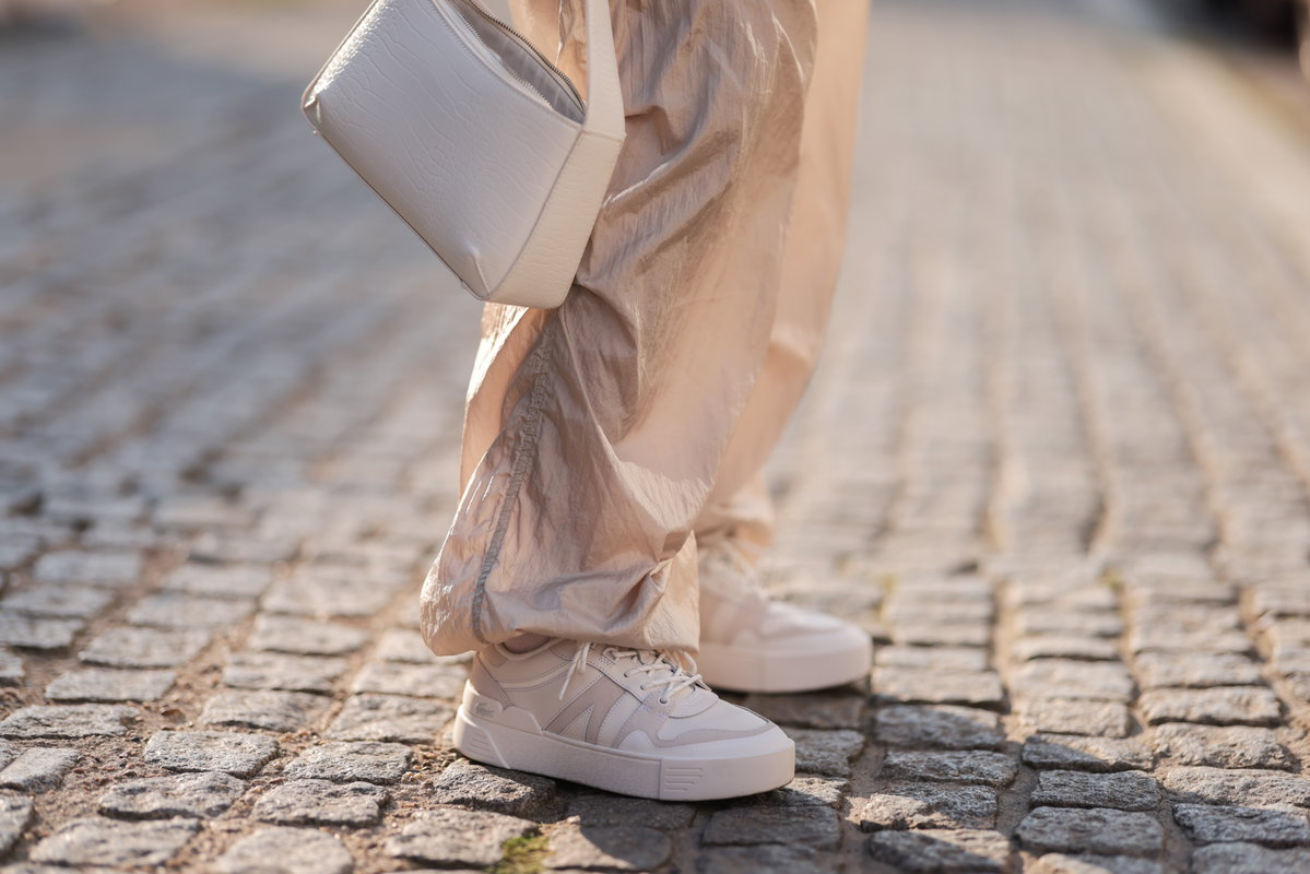 weiße Sneakers