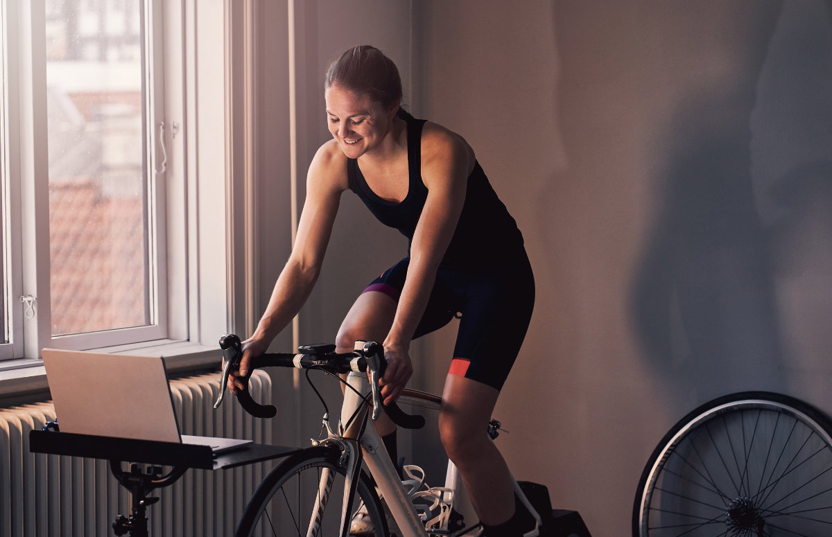 Frau auf Spinning Bike