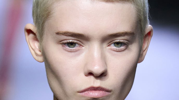 "Gerade" der größte Augenbrauen-Hype! Wir stehen jetzt auf Straight Brows