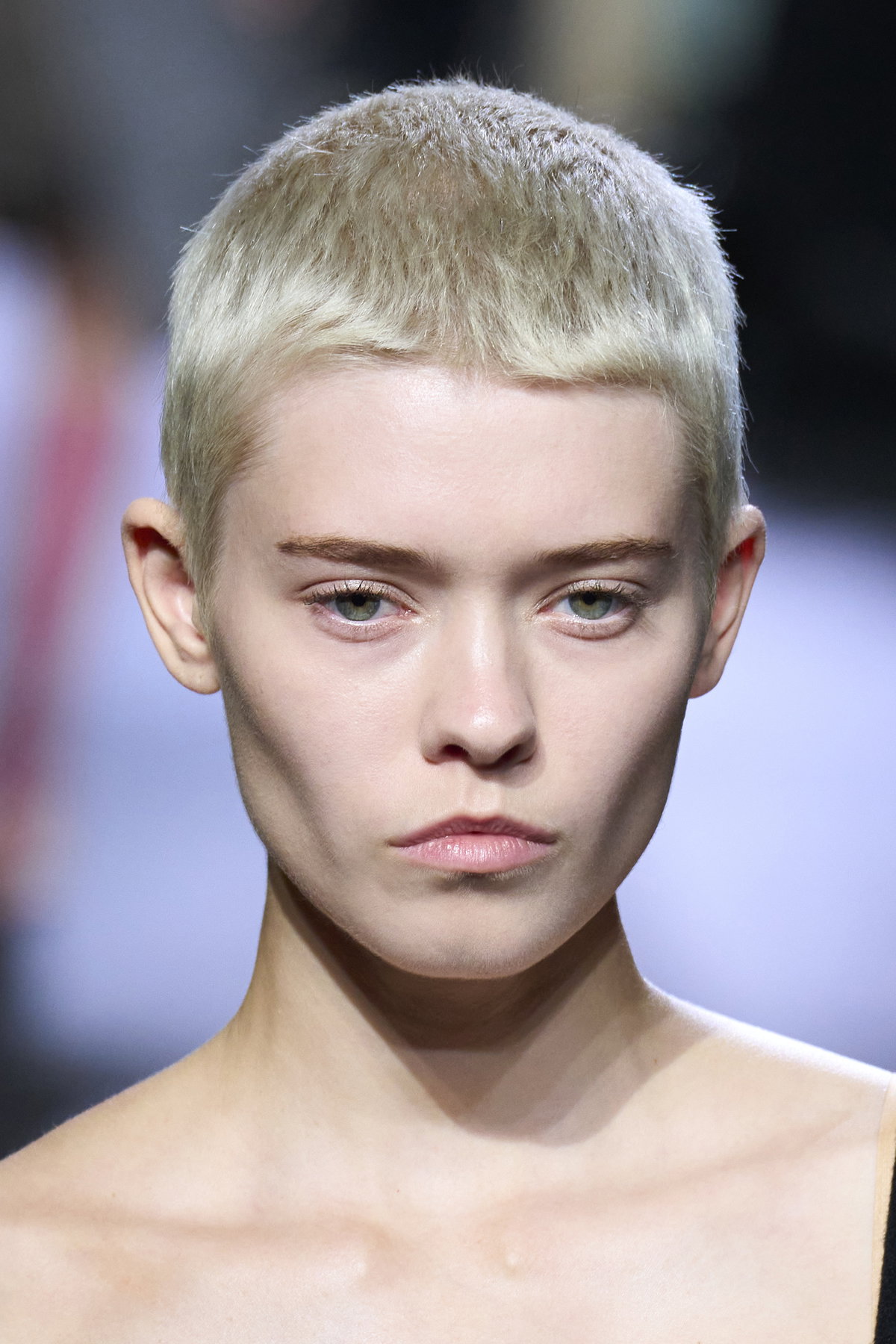 Model mit geraden Brauen