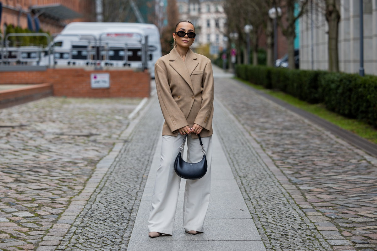 Frau mit Blazer
