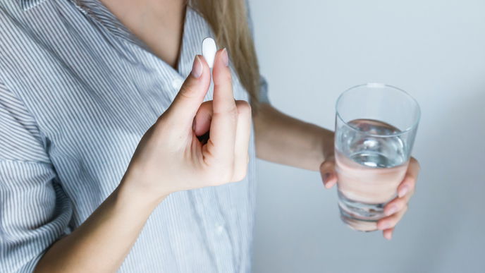 Ob Regelschmerzen oder Migräne: Mit diesem Trick wirkt die Schmerztablette viel schneller