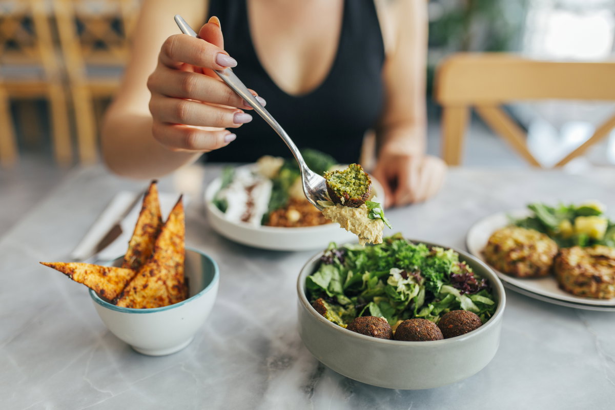 Frau ernährt sich vegan