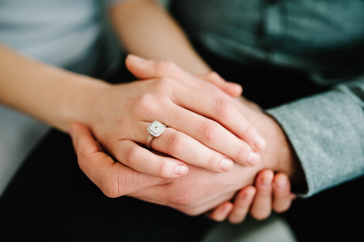Verlobungsring auf Finger