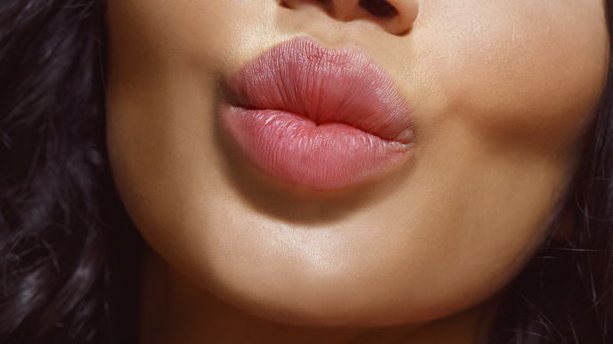 Blitzschnelle Beauty-Technik! "Bow and Arrow"-Trick zaubert sofort volle Lippen