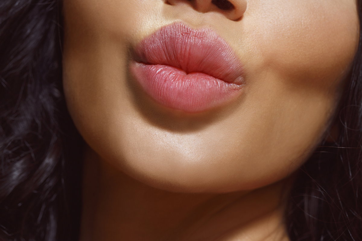 Frau mit vollen Lippen