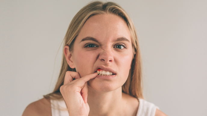 Was tun bei einer Zahnfleischentzündung? Diese 8 Hausmittel helfen sofort