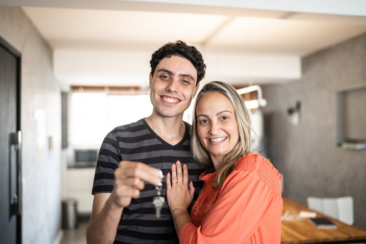 Frau und Mann mit Wohnungsschlüssel