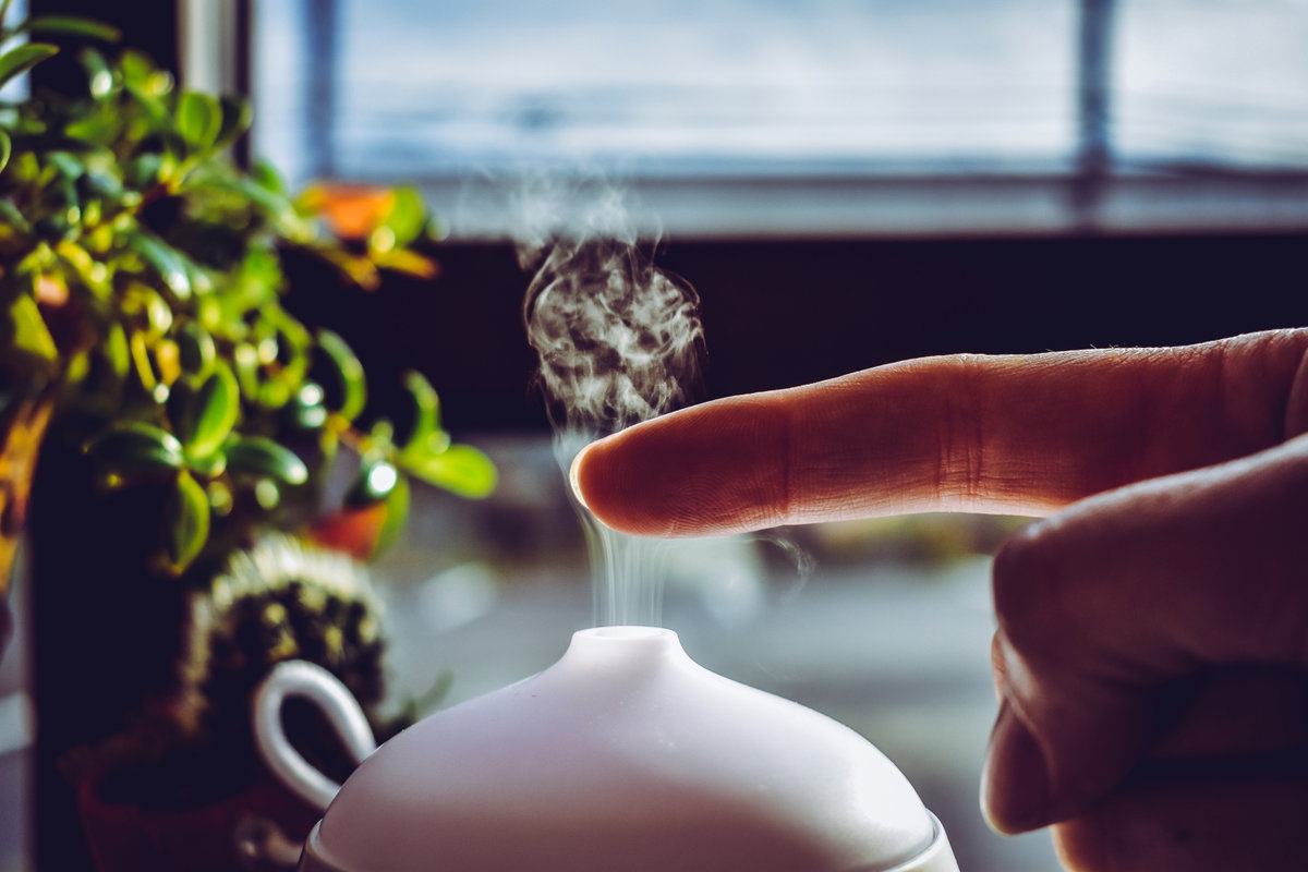 Aroma Diffuser unter Finger
