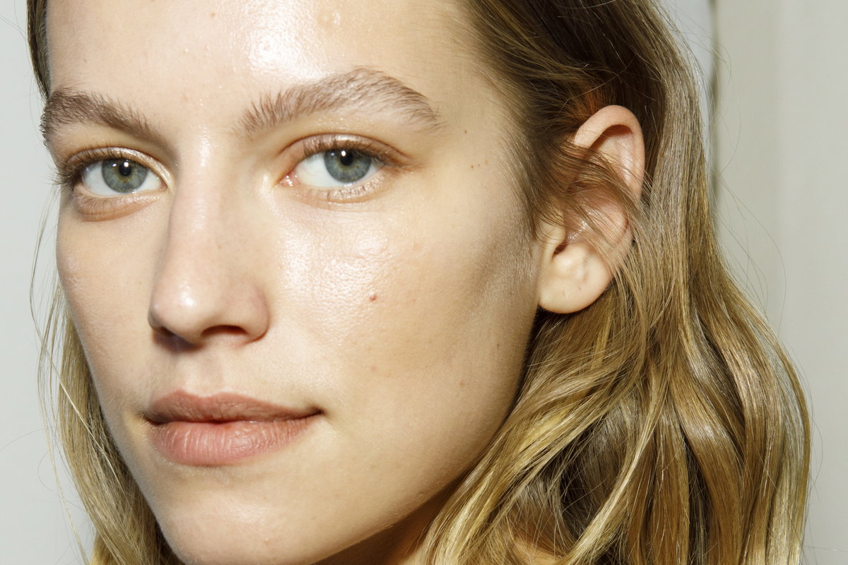 Model mit schönen Augenbrauen