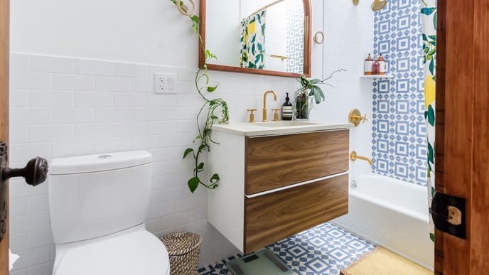 Platz schaffen im Badezimmer: Mit diesen 5 Tricks gelingt es dir