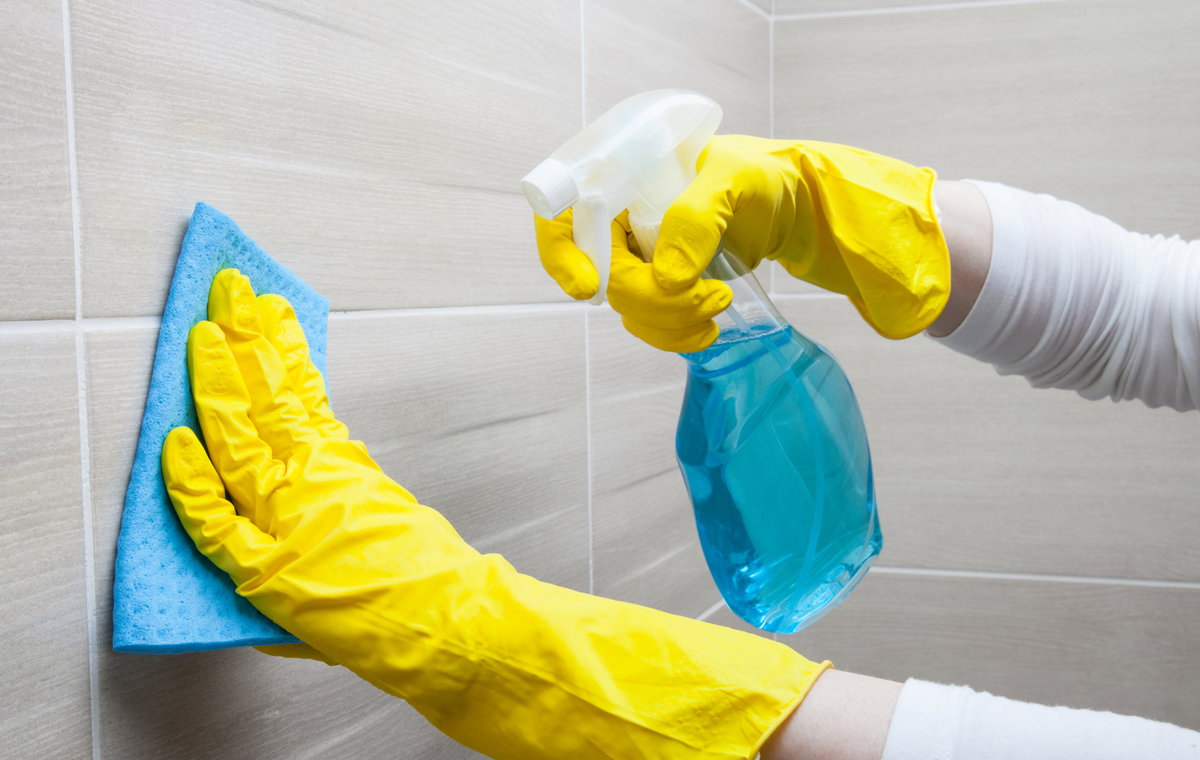 Badezimmer mit Klarspüler putzen