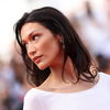 Bella Hadid trägt die Trendfrisur für den Frühling 2025