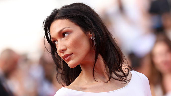 Bella Hadid trägt die Trendfrisur für den Frühling 2025