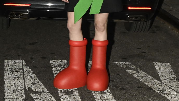 Skurrile Schuhe! Über die "Big Red Boots" von MSCHF streitet gerade die Modewelt