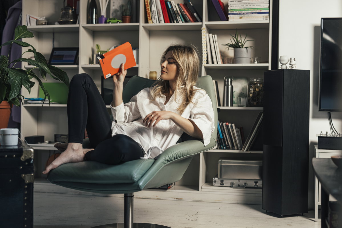 junge Frau vor Bücherregal