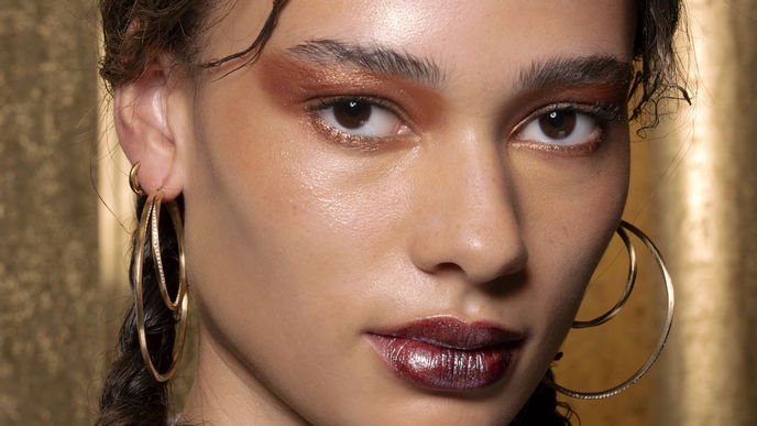 Direkt vom Runway! So funktioniert der Lidschatten-Trend "Copper Glow"
