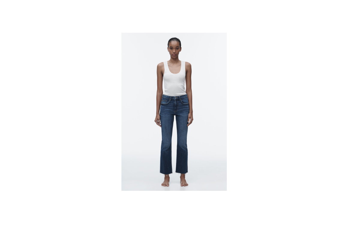 Frau trägt cropped Jeans