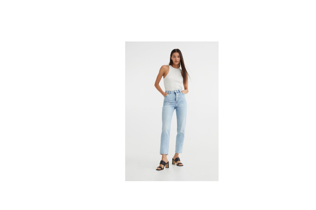 Frau trägt cropped Jeans