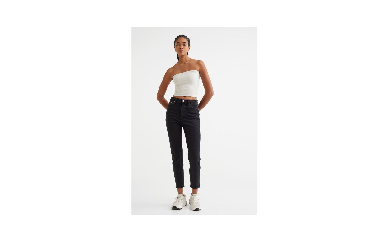 Frau trägt cropped Jeans