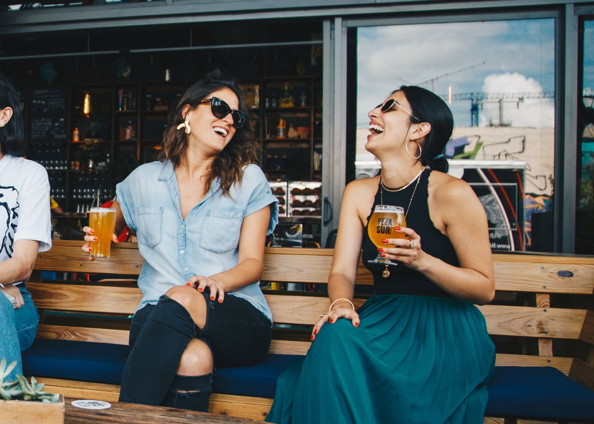 Frauen lachen