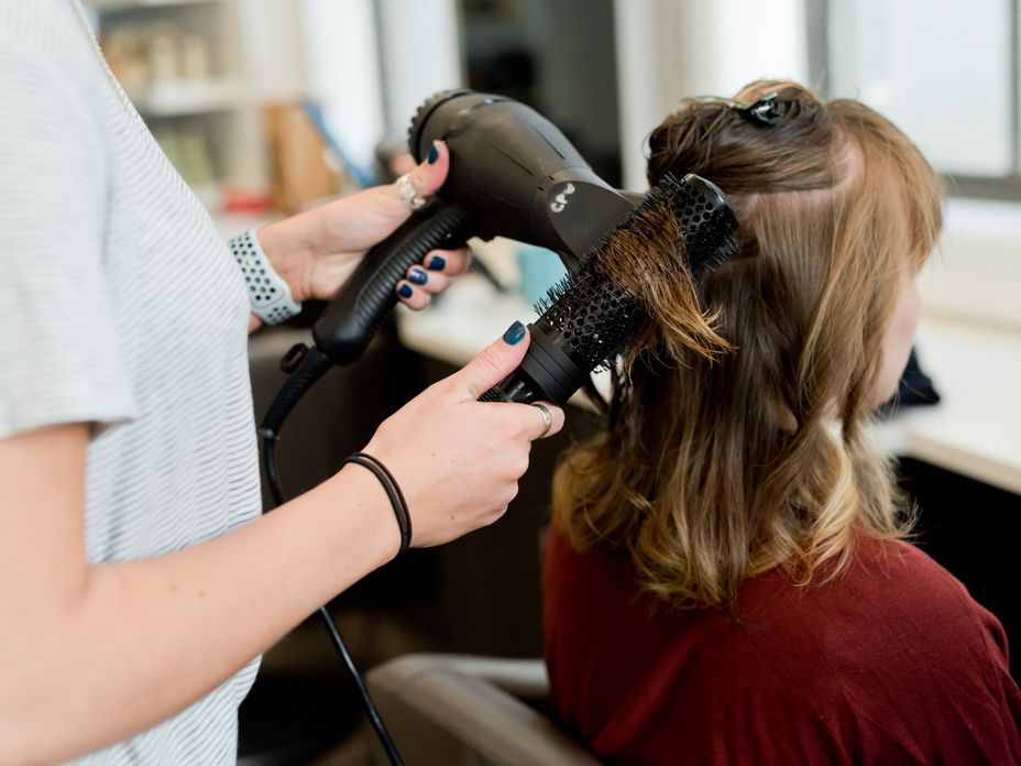 Frau beim Friseur