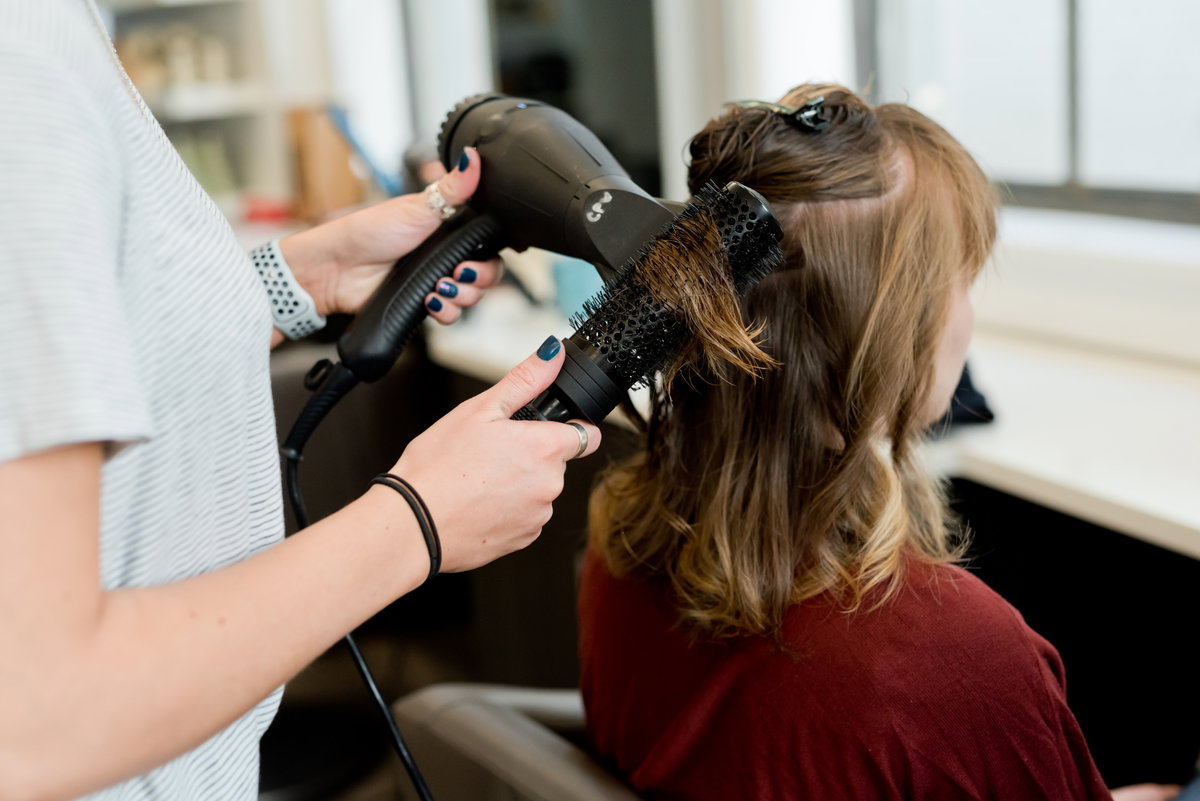 Frau beim Friseur
