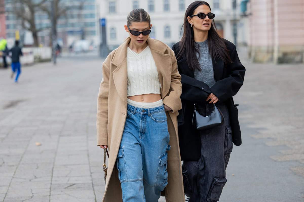 Zwei Frauen in 90s-Mode-Trends
