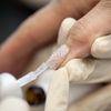 Glitzernagellack: Tipps, schöne Designs und die besten Produkte