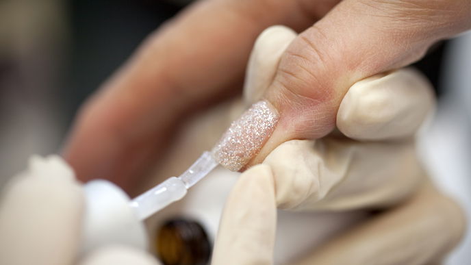 Glitzernagellack: Tipps, schöne Designs und die besten Produkte