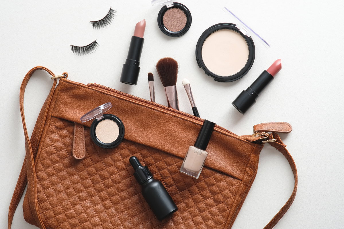 Handtasche Beauty-Essentials für den Frühling