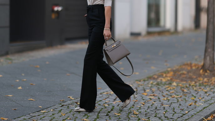 Wenig Geld, großer Effekt: Diese Zara-Hose unter 35 Euro zaubert dir endlos lange Beine