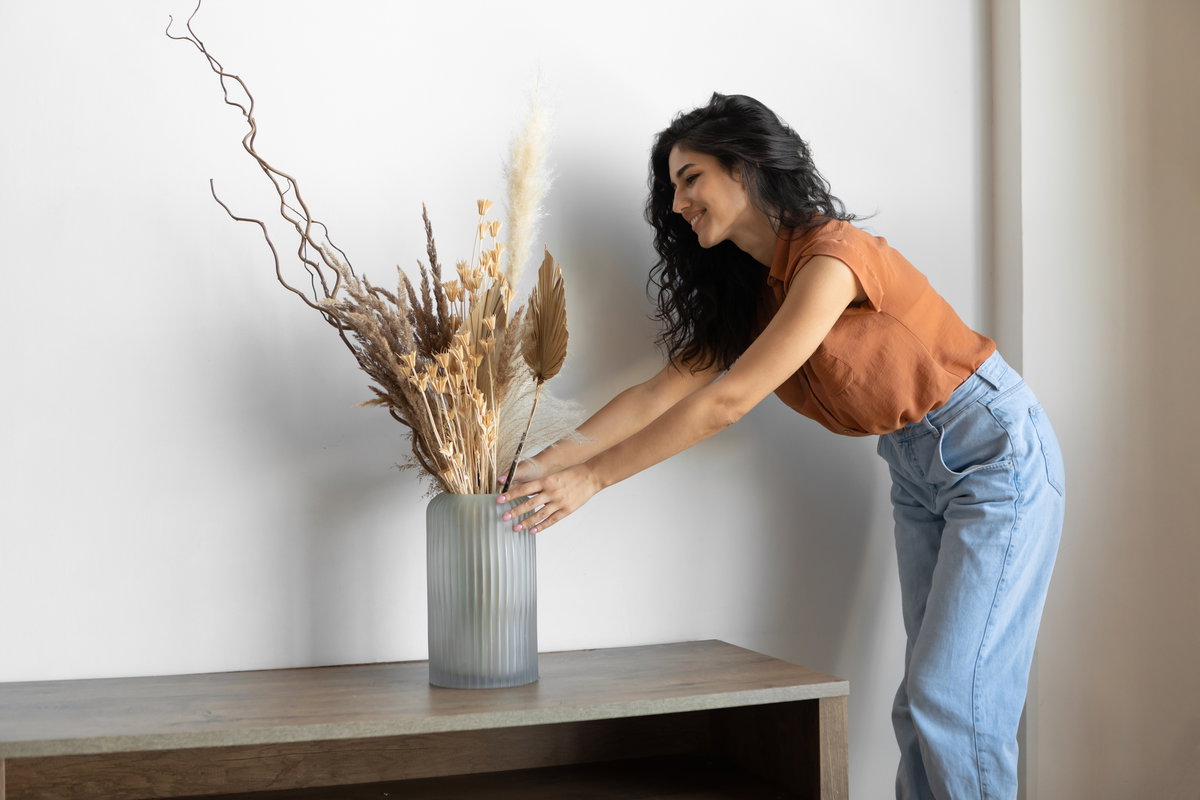 Frau dekoriert Vase