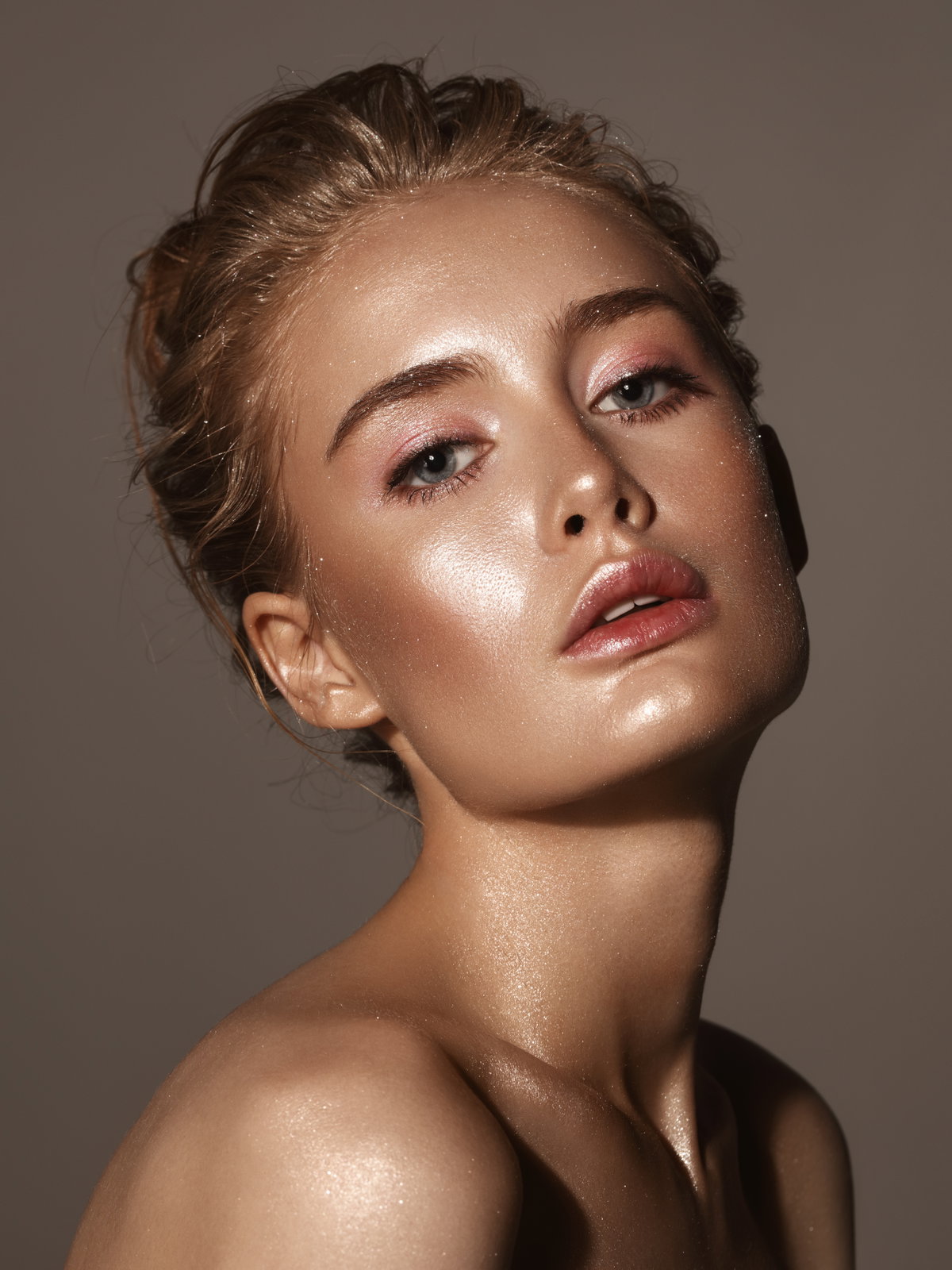 Frau trägt Nude-Make-up