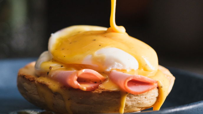 Dieses Frühstück ist das Gelbe vom Ei! Mit den "Eggs Benedict" startest du lecker in den Tag