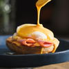 Dieses Frühstück ist das Gelbe vom Ei! Mit den "Eggs Benedict" startest du lecker in den Tag
