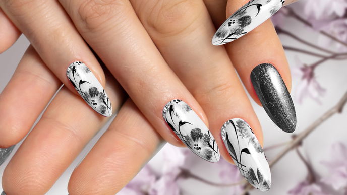 Floral und verspielt: Im Frühling tragen wir "Vintage Floral Nails" auf unseren Fingernägeln