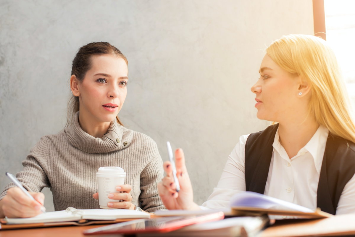 Frauen diskutieren