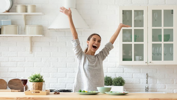 Mehr Platz mit einem Fingerschnips! Diese 5 Tipps schaffen Stauraum in kleinen Küchen