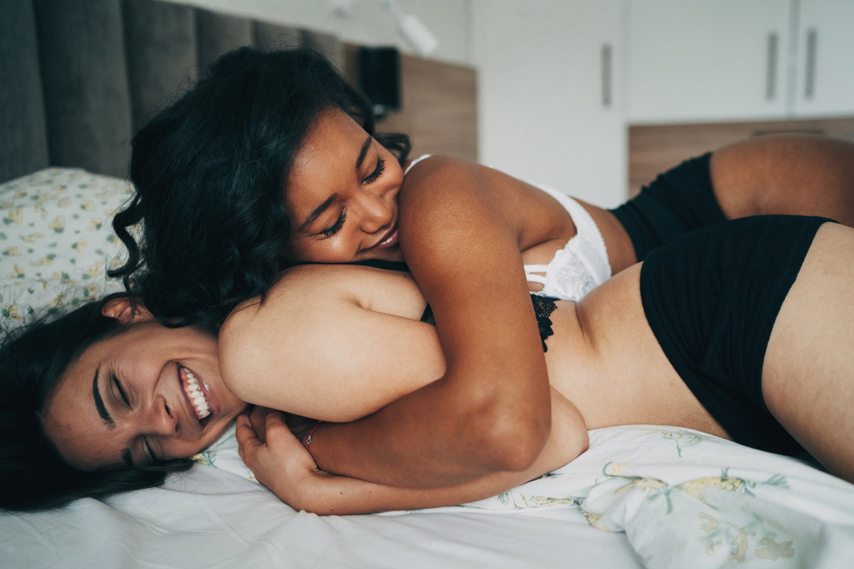 Frauen kuscheln