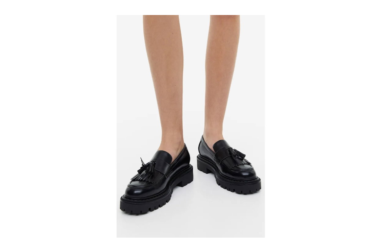 Frau trägt Loafer