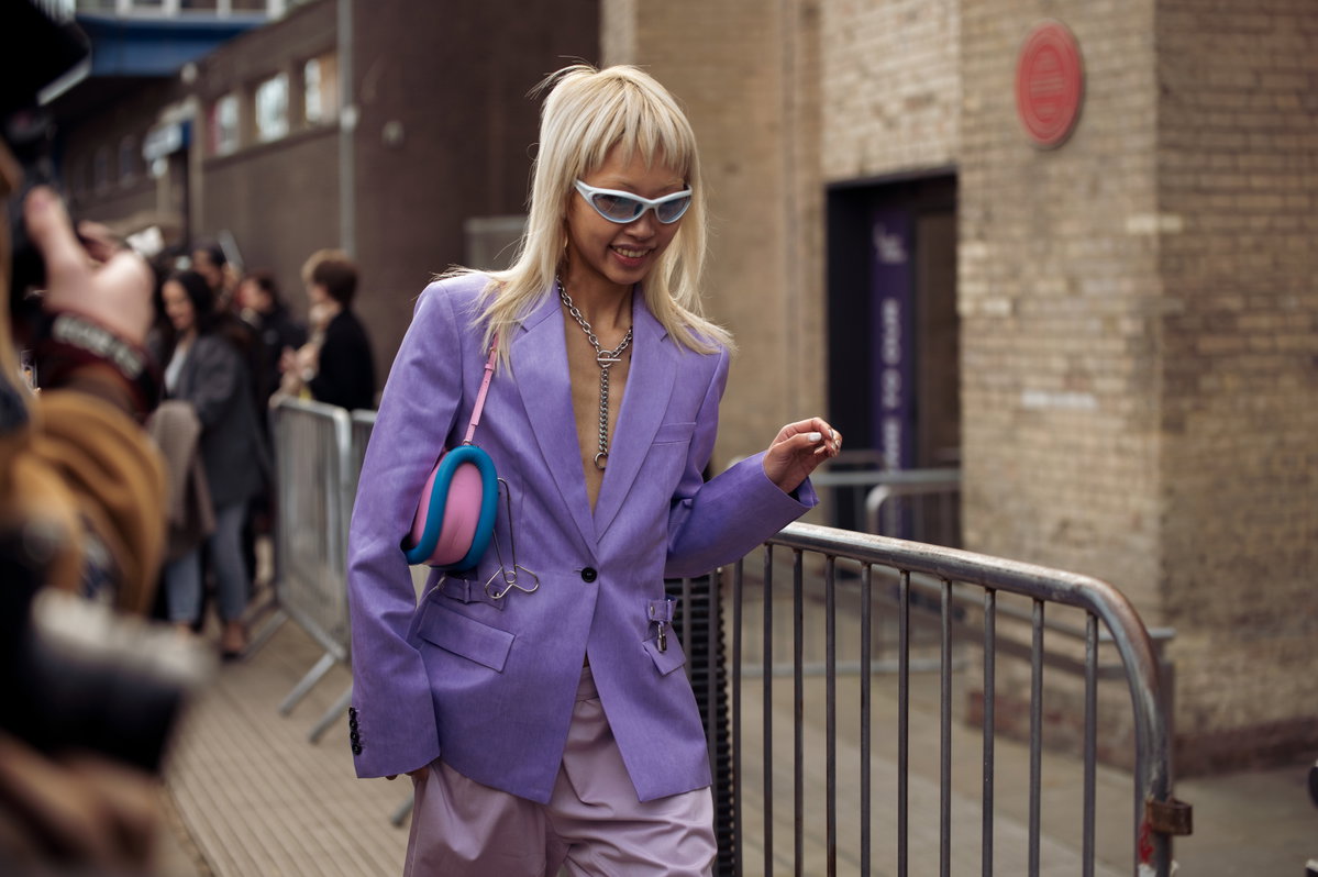 Gast in lila Outfit