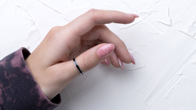 Nagel-Trend 2025: So gelingen dir "Marble Nails" zu Hause