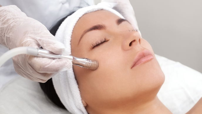Microdermabrasion: Mit dieser Behandlung bekommst du ein makelloses Hautbild